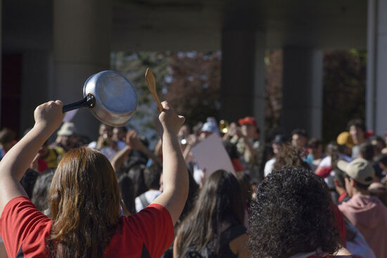 The political power of the frying pan has never been greater (photo © Marcelo Vildosola Garrigo).