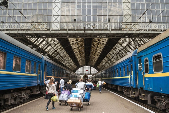 Passengers disembarking from night trains at Lviv station in Ukraine (photo © Jerome Cid / dreamstime.com).
