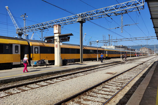 In 2020 RegioJet launched a Prague to Rijeka overnight service. This year the company expands its offereing with a night train from Prague, Bratislava and Budapest to Split. The picture shows a RegioJet train at Rijeka railway station (photo © DiningCar_licensed under CC BY-SA 2.0).