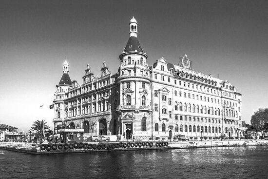 Gateway to the east: Haydarpaşa station, on the Asian side of the Bosphorus in Istanbul, was in 1971 still the departure point for direct trains to Baghdad and Beirut (photo © Milosk50 / dreamstime.com).