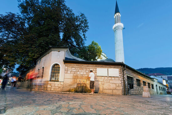 Mosque and minaret in Baščaršija, the Old Town of Sarajevo (photo © Xseon / istockphoto.com).