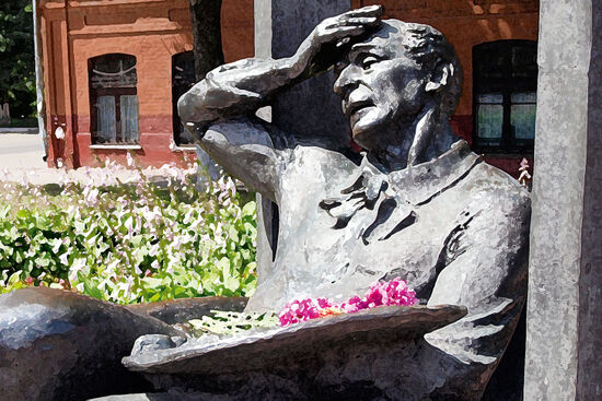 Sculpture of Marc Chagall in Vitebsk, Belarus. The sculpture is in the city’s old Jewish quarter where Chagall lived for over two decades (photo © hidden europe).