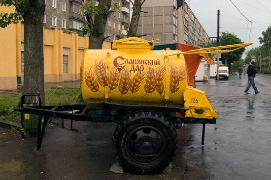 Everyday Russian life: kvass for sale from a yellow barrel (photo © hidden europe).